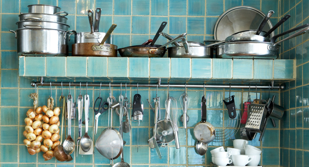 b7jrhj-turquoise-tiles-kitchen-utensils-equipment-image-shot-2